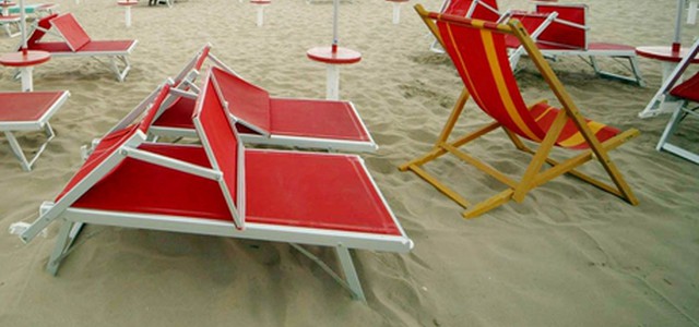 Donna stuprata, fidanzato picchiato in spiaggia a Rimini