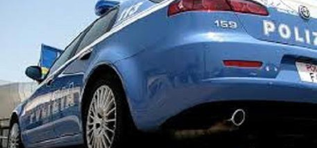 Non può avvicinarsi alla ex moglie, ma prende a calci e pugni la porta di casa sua: arrestato