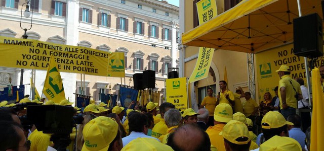 Coldiretti: latte, l'industria casearia specula sugli allevatori