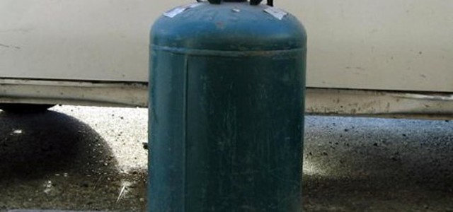 Bombola di gas esplode in una pasticceria del lametino: quattro feriti. Una è grave