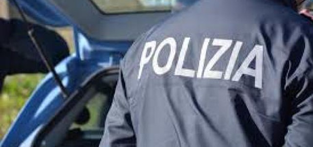 Ragazzo fermato e portato in Questura aggredisce agenti