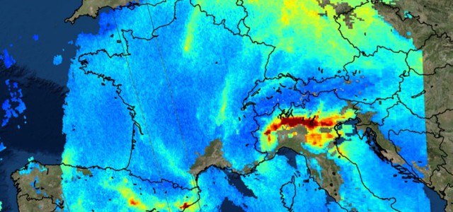 Inquinamento al Nord fotografato dallo spazio, la Calabria "polmone" del Sud Italia.