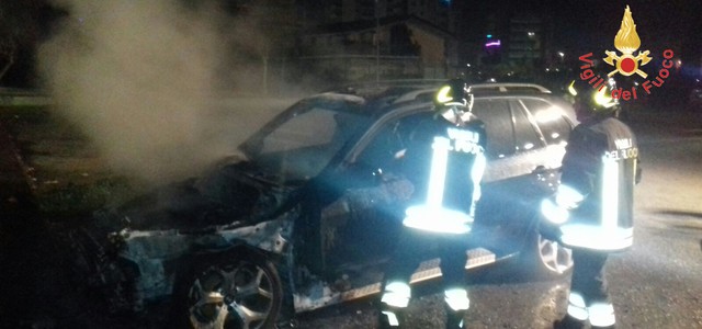 Incendio di un'autovettura a Cosenza