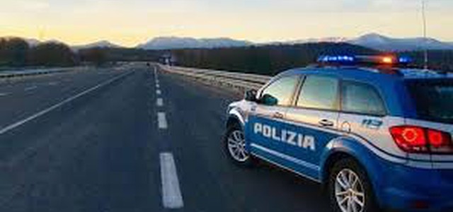Ferragosto, poliziotto investito in servizio, lotta tra la vita e la morte