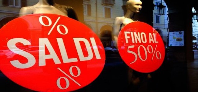 Domani iniziano i saldi invernali, Codacons: "Sarà un flop totale"