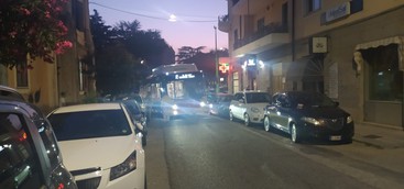 Fotonotizia - parcheggio selvaggio ai giardini di San Leonardo, autobus bloccato