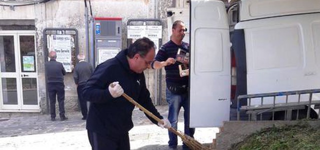 Sindaco e cittadini ripuliscono erbacce e rifiuti a Chiaravalle