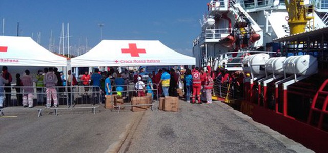 Migranti: 507 giunti in porto Crotone