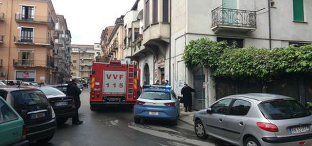 Tetto in fiamme, intossicati tre operai