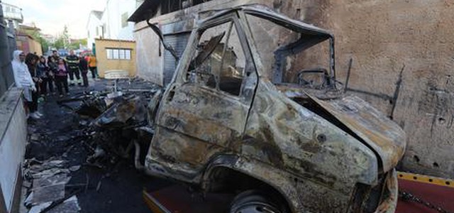 Esplode bombola gas, 4 pompieri feriti