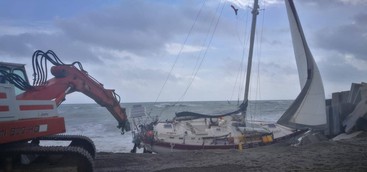 Barca a vela spinta dalla corrente contro il porto di Catanzaro (VIDEO)