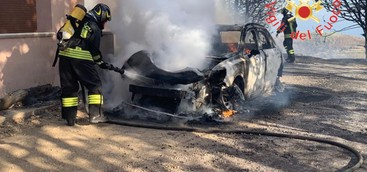 Incendio coinvolge tre auto nel Catanzarese (FOTO)