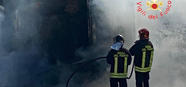 Catanzaro, incendio furgone  in Viale Europa (FOTO)