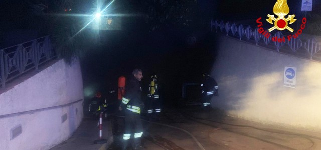 Autorimessa in fiamme, danneggiate auto parcheggiate