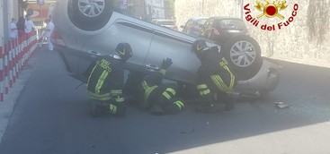 Catanzaro,Toyota ribalta su auto ferma. Un ferito