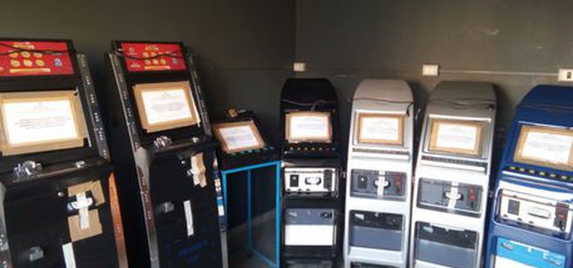 Sequestrati sette videopoker abusivi nascosti in negozio