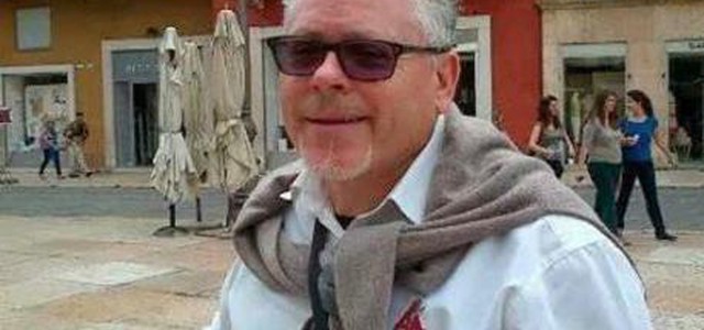 Uccide a coltellate il compagno, lo evira e chiama la polizia