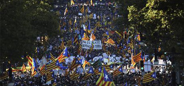 Catalogna, Rajoy commissaria Puigdemont. Decine di migliaia in piazza: 'Come nel franchismo'
