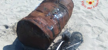 Recuperati fusti in spiaggia, esclusa presenza di sostanze radioattive o chimiche tossiche
