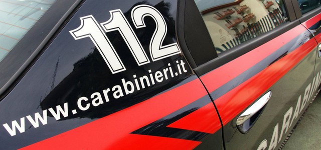 Fuoco al portone d’ingresso in ferro della chiesa di Santa Domenica a Isola