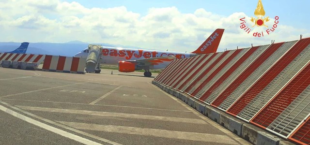 Stormo di uccelli in motore airbus Easyjet durante decollo da Lamezia, paura ma nessun danno