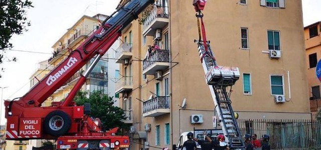 Autoscala per traslochi si ribalta: interviene la gru dei vigili del fuoco