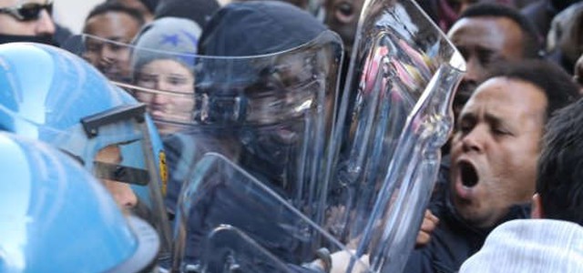 Firenze, migranti tentano di entrare in prefettura: cariche della polizia