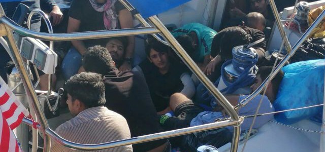 Circa 55 migranti intercettati a Crotone in attesa di autorizzazione allo sbarco