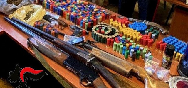 Aveva in casa fucili, pistole e droga: arrestato ventenne