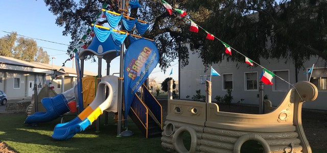 Inaugurata la “Barca del sorriso”, il parco giochi a forma di galeone in Cara migranti