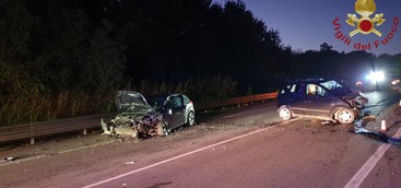 Scontro tra auto all'alba sulla statale 106, due feriti (FOTO)