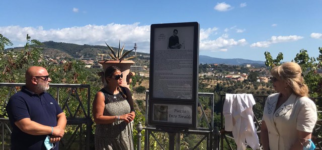 INTITOLATO IL PIAZZALE DI VILLA MARGHERITA AL PITTORE CATANZARESE ENZO TORALDO