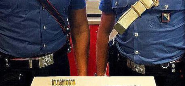 Nascondeva pistola in casa, arrestato