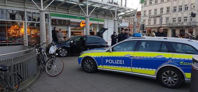 Auto contro la folla in Germania, tre feriti
