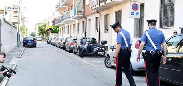 Neonato abbandonato, ferite da caduta