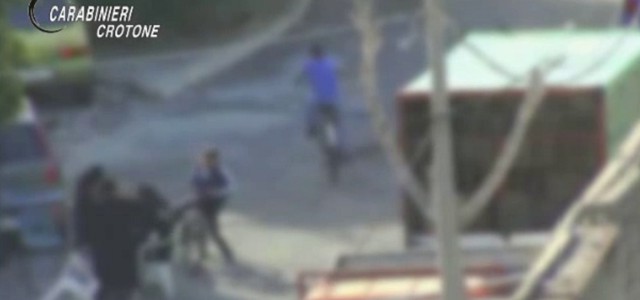 Spaccio di droga davanti alle scuole coinvolgendo minori, 57 indagati (VIDEO)