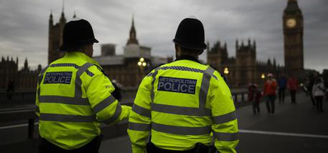 Allarme al parlamento Gb, arrestato uomo con coltello vicino Westminster