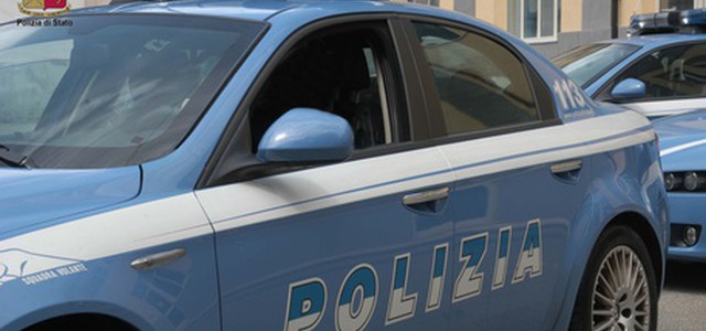 Aggrediscono auto usando fumogeno, indagini per risalire ad autori
