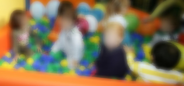 Schiaffi, pizzicotti e tirate d'orecchie ai bambini: sospese due maestre
