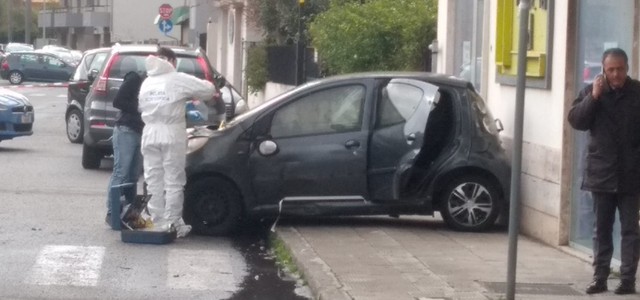 Evade dai domiciliari, dà fuoco all'ex moglie e fugge. E' caccia all'uomo