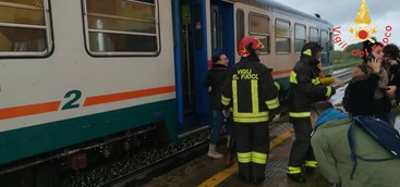 Tromba d'aria investe treno locale Catanzaro Lido-Crotone, diversi feriti