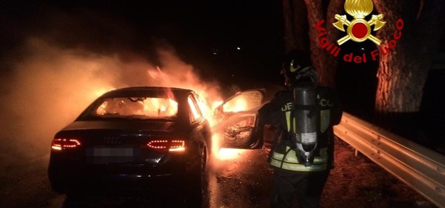 Autovettura in fiamme in transito, nessun ferito.
