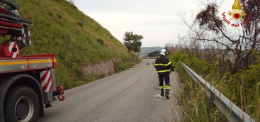 Grosso masso si stacca da scarpata nel Vibonese (VIDEO)