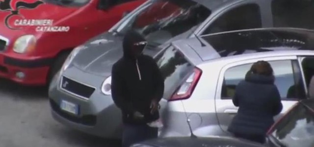 Parcheggiatori abusivi a Catanzaro reagiscono a controlli e feriscono carabiniere: 2 arresti (VIDEO)