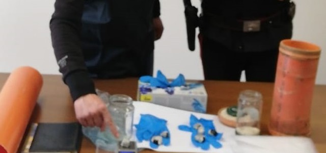 Usava il divano di casa per nascondere la droga, arrestato 25enne