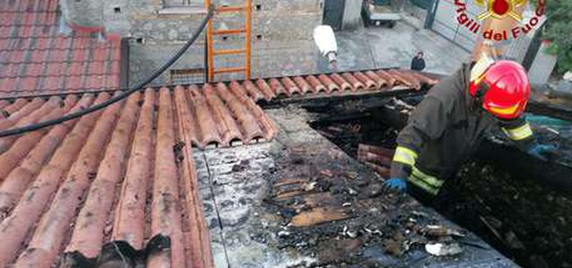 Distrutto dalle fiamme tetto nel Vibonese, nessun ferito