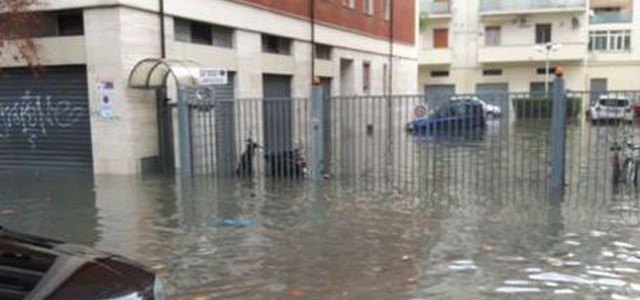Maltempo, in Abruzzo è codice rosso. Allagamenti sulla costa