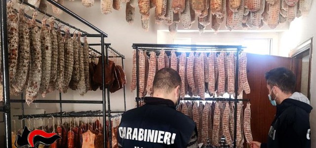 Salumificio in casa, Nas sequestrano 600 chili di carne