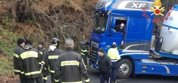 Cisterna di azoto liquido bloccata tra i tornanti