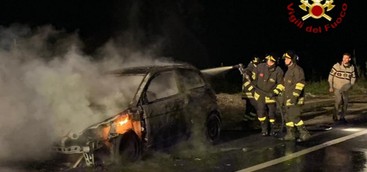 Auto in fiamme sulla Statale 106, immediato intervento dei Vigili del Fuoco (FOTO)